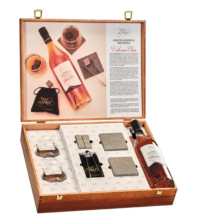 Villa de Varda Geschenkset Grappa Vulcano Etna + 2 Gläser + Accessoires / 40 % Vol. / 0,7 Liter-Flasche in Geschenkbox