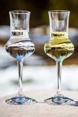 Klarer und holzfassgelagerter Grappa Klarer und holzfassgelagerter Grappa