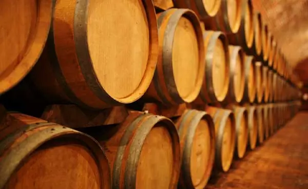 In den Holzfässern wird der Grappa gelagert In den Holzfässern wird der Grappa gelagert