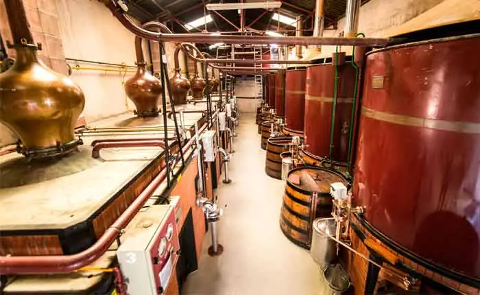 Cognac wird-in traditionellen Brennblasen destilliert Cognac wird-in traditionellen Brennblasen destilliert