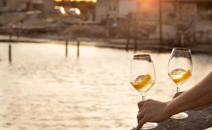Genießen Sie Noilly Prat als Aperitif Genießen Sie Noilly Prat als Aperitif