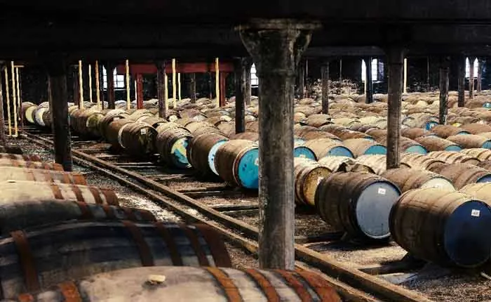 Whisky-Lagerung in Holzfässern Whisky-Lagerung in Holzfässern
