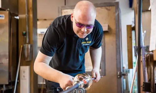 Glasmacher Christoph H&uuml;bner fertigt die edle Whiskyflasche