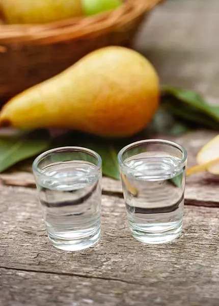 Ein Klassiker – klarer Schnaps aus Williams-Christ-Birnen Ein Klassiker – klarer Schnaps aus Williams-Christ-Birnen
