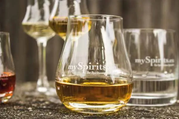 Das richtige Glas fürs Tasting ist tulpenförmig Das richtige Glas fürs Tasting ist tulpenförmig