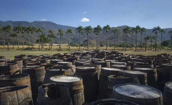 Holzfässer in denen Rum gelagert wird Holzfässer in denen Rum gelagert wird