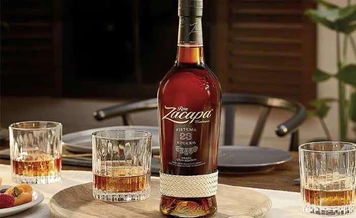 Handgefertigte Banderolen aus Petate zieren die Ron Zacapa 23 Gran Reserva Flaschen Handgefertigte Banderolen aus Petate zieren die Ron Zacapa 23 Gran Reserva Flaschen