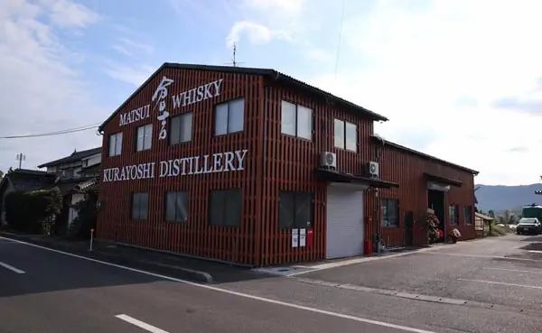 Japanische Whisky Brennerei Kurayoshi Distillery Matsui Whisky Brennereigebäude mit Schriftzügen: Matsui Whisky und Kurayoshi Distillery