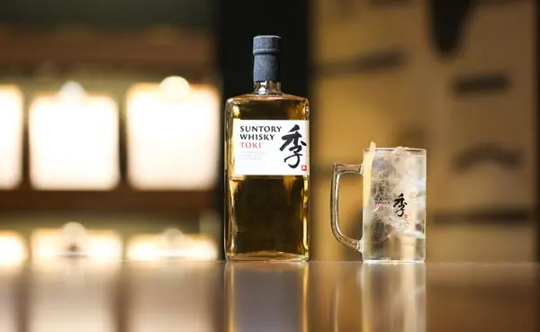 Japanischer Whisky Suntory Toki Highball Suntory Toki Whisky mit einem mit Eis gefüllten Highball-Glas