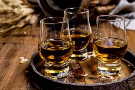 Whisky Online-Tasting für zu Hause buchen Whisky Online-Tasting für zu Hause buchen