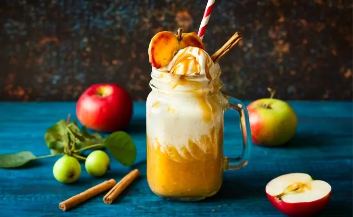Winterlicher Apfelstrudellikör als Cocktail geniessen Winterlicher Apfelstrudellikör als Cocktail geniessen