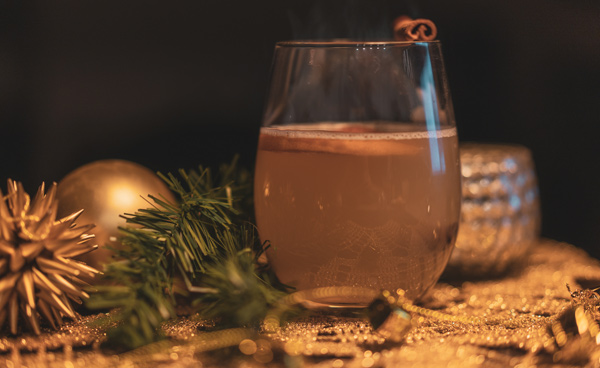 Gin mit warmem Apfelsaft