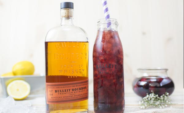 Bourbon Cocktail mit Kirsche
