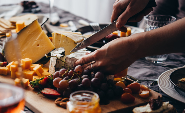 Käseplatte mit Trauben, angerichtet zu einem Tasting zuhause