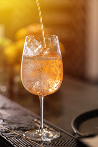 Pfirsich Spritz Rezept - So geht die Aperol Alternative Pfirsich Spritz Rezept - So geht die Aperol Alternative